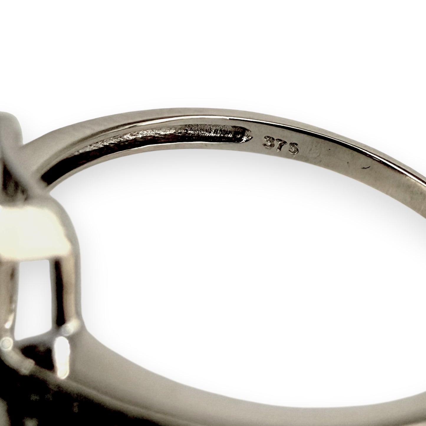 NZGD | 9ct White Gold Ocean‑Mist Sapphire Ring Valuation $2,000