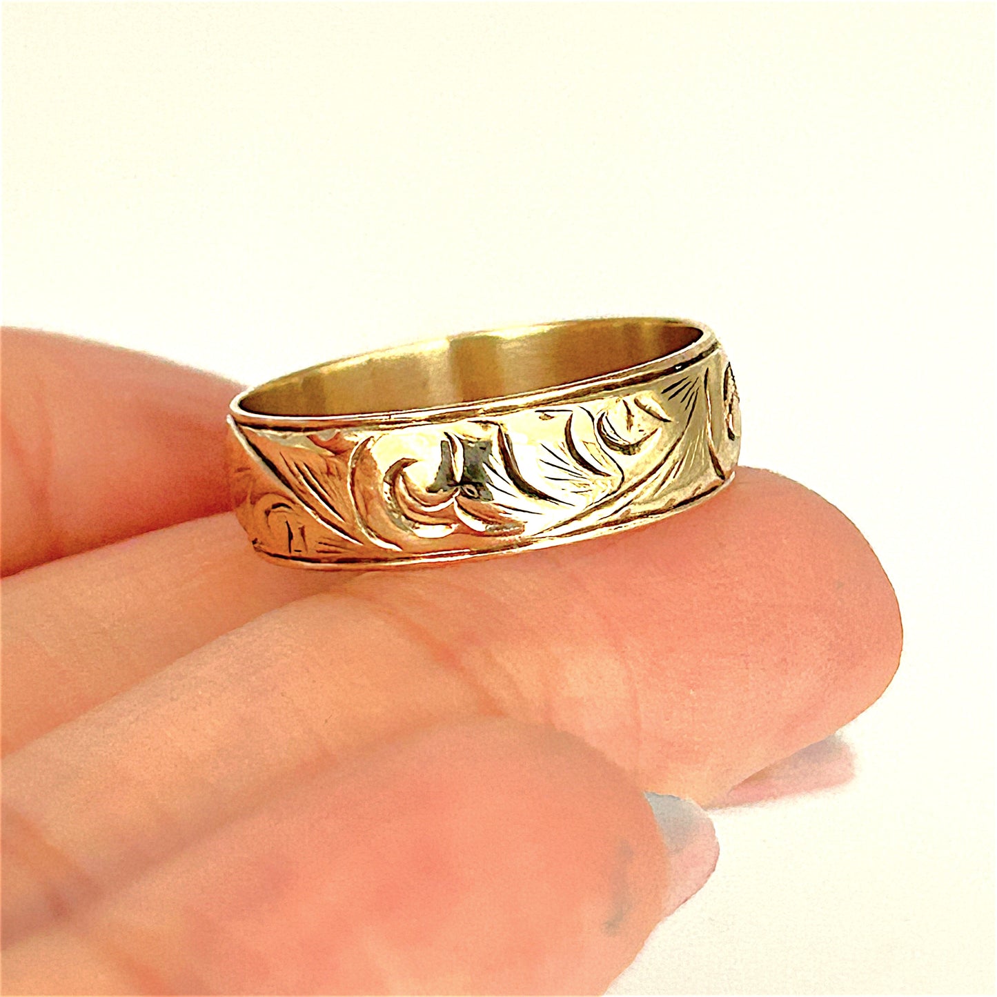 NZGD | 9ct Gold Engraved Vintage‑Style Band