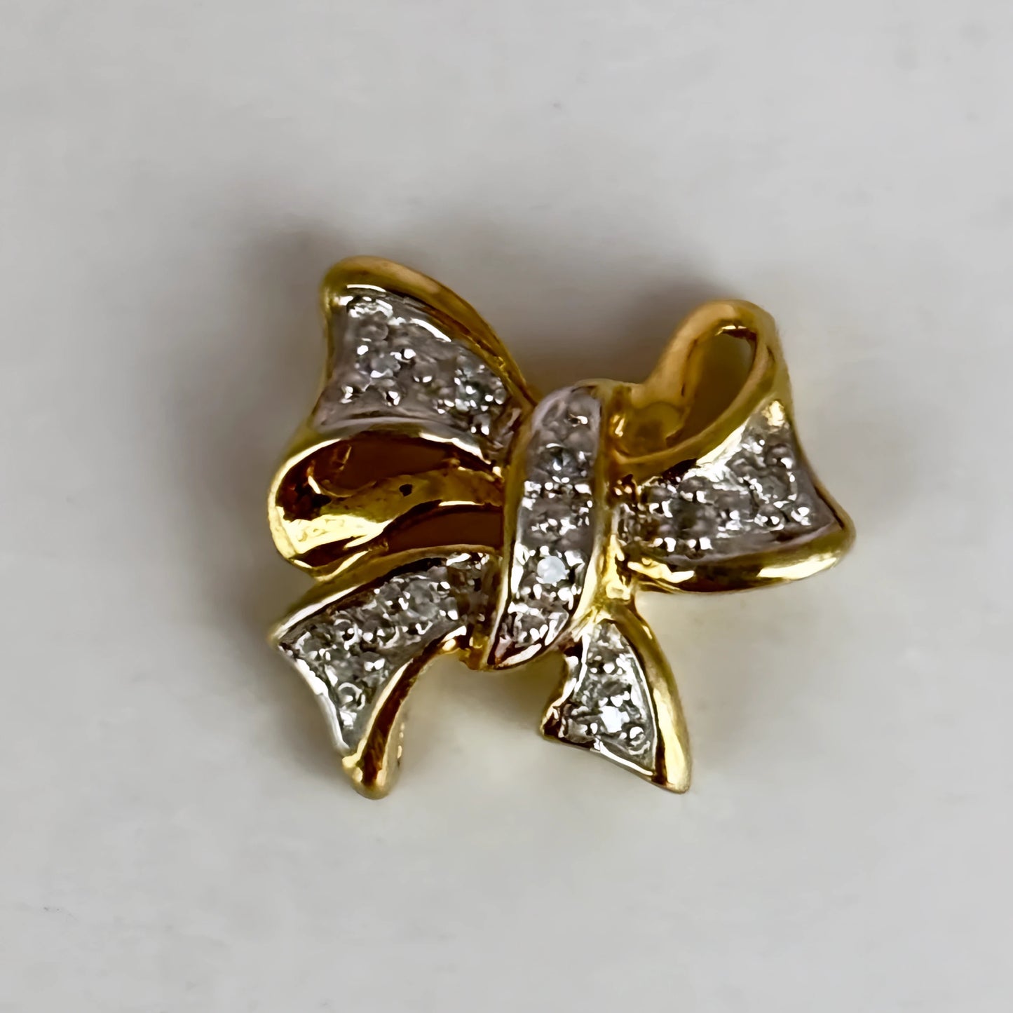 NZGD | 10ct Gold Radiant Ribbon Sparkle Pendant