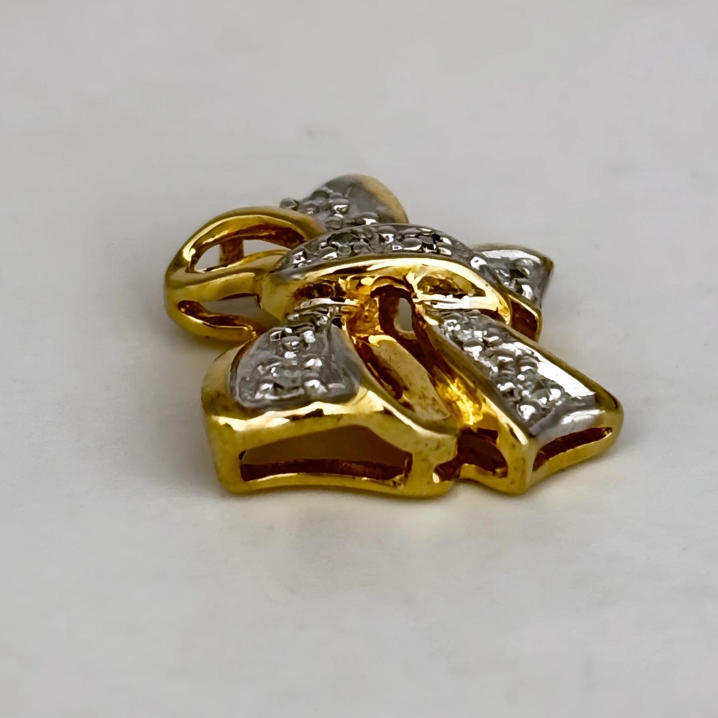 NZGD | 10ct Gold Radiant Ribbon Sparkle Pendant