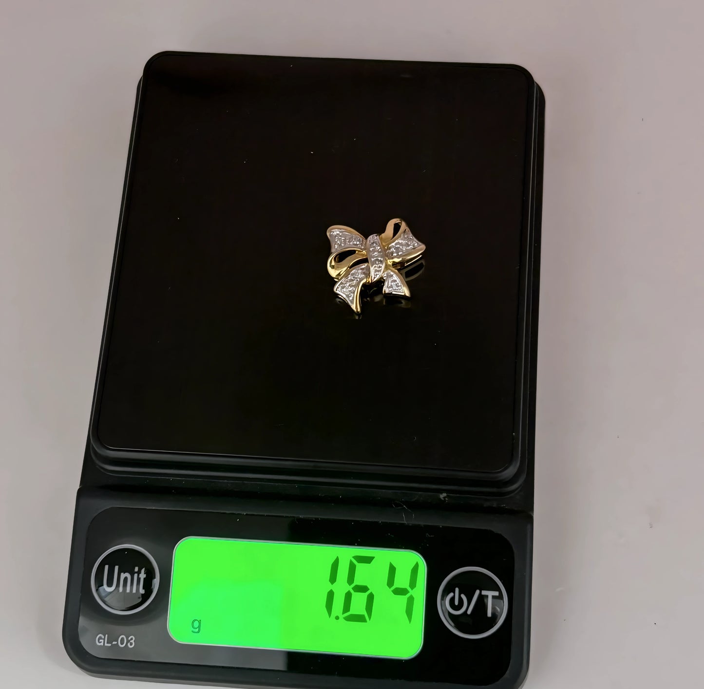 NZGD | 10ct Gold Radiant Ribbon Sparkle Pendant