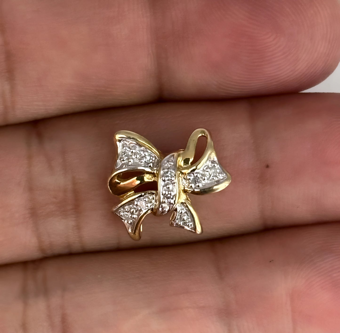 NZGD | 10ct Gold Radiant Ribbon Sparkle Pendant