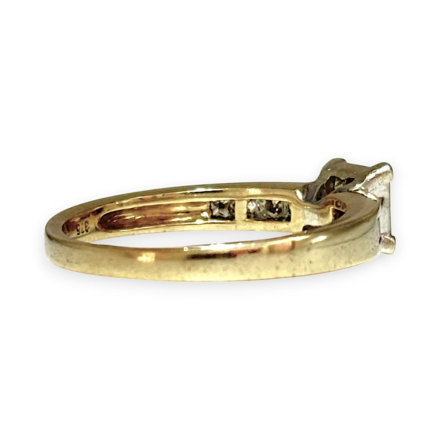 FLASH SALE | 9ct Gold Princess Cut Diamond Ring. Valuation $2,350.00. R # 280