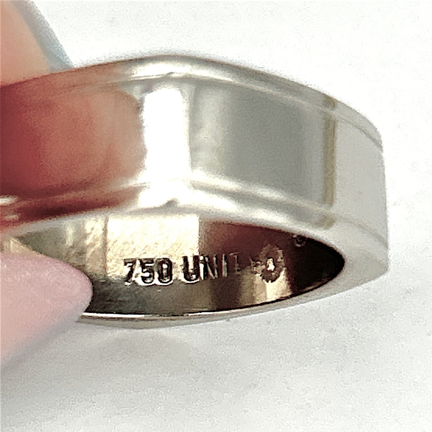 GOLD DEAL | 18kt White Gold Modernist Prism Edge Band