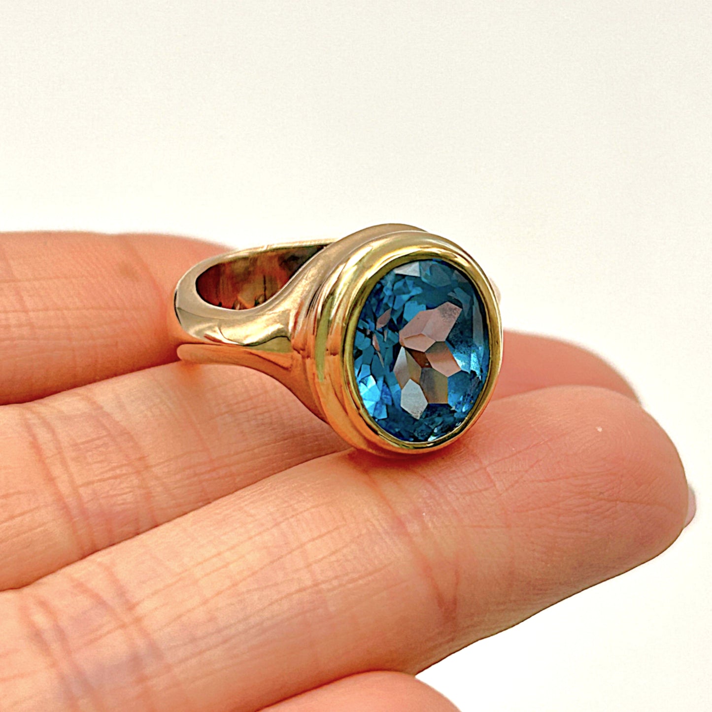 GOLD DEAL | 18kt & 9kt Y/R Gold Aurora Blue Sovereign Ring Valuation $5,700