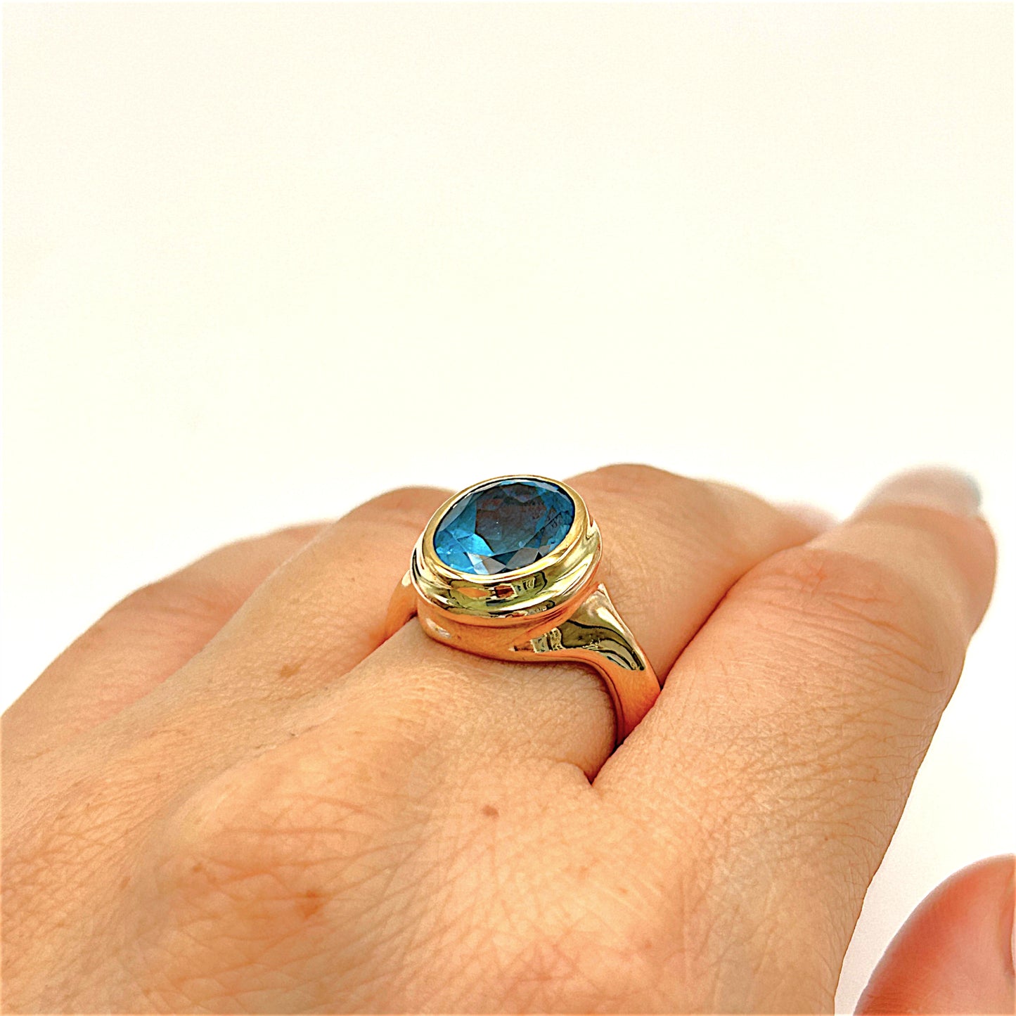 GOLD DEAL | 18kt & 9kt Y/R Gold Aurora Blue Sovereign Ring Valuation $5,700