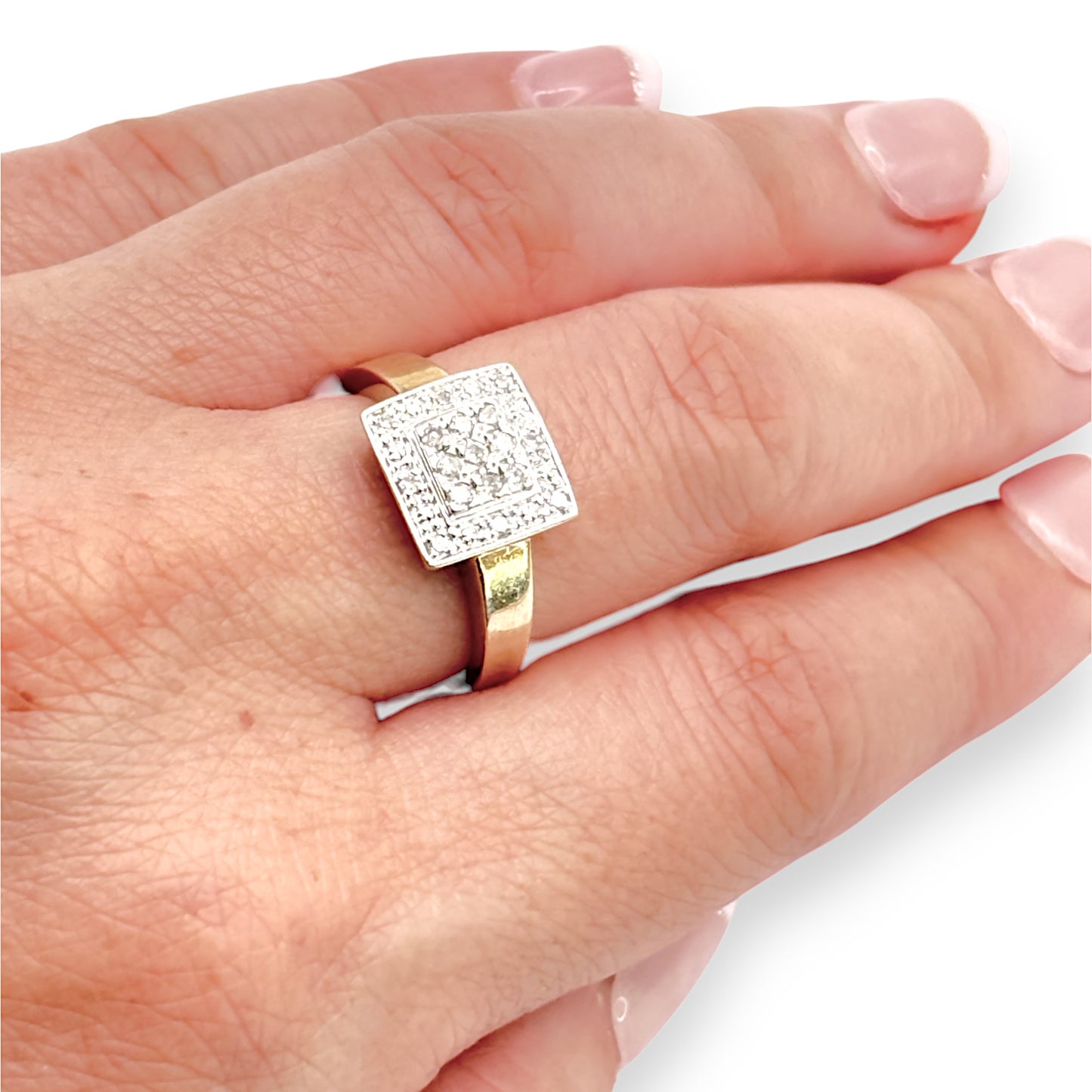 9ct Gold Round Brilliant Cuts Diamond Ring. Valuation $2,100.00. R # 316