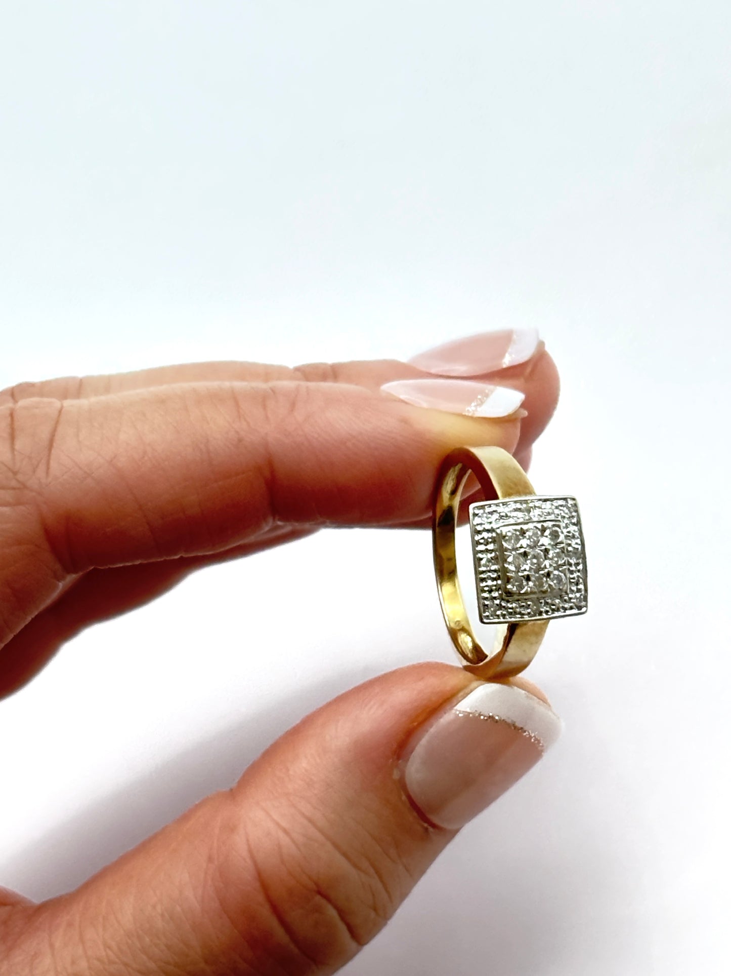 9ct Gold Round Brilliant Cuts Diamond Ring. Valuation $2,100.00. R # 316