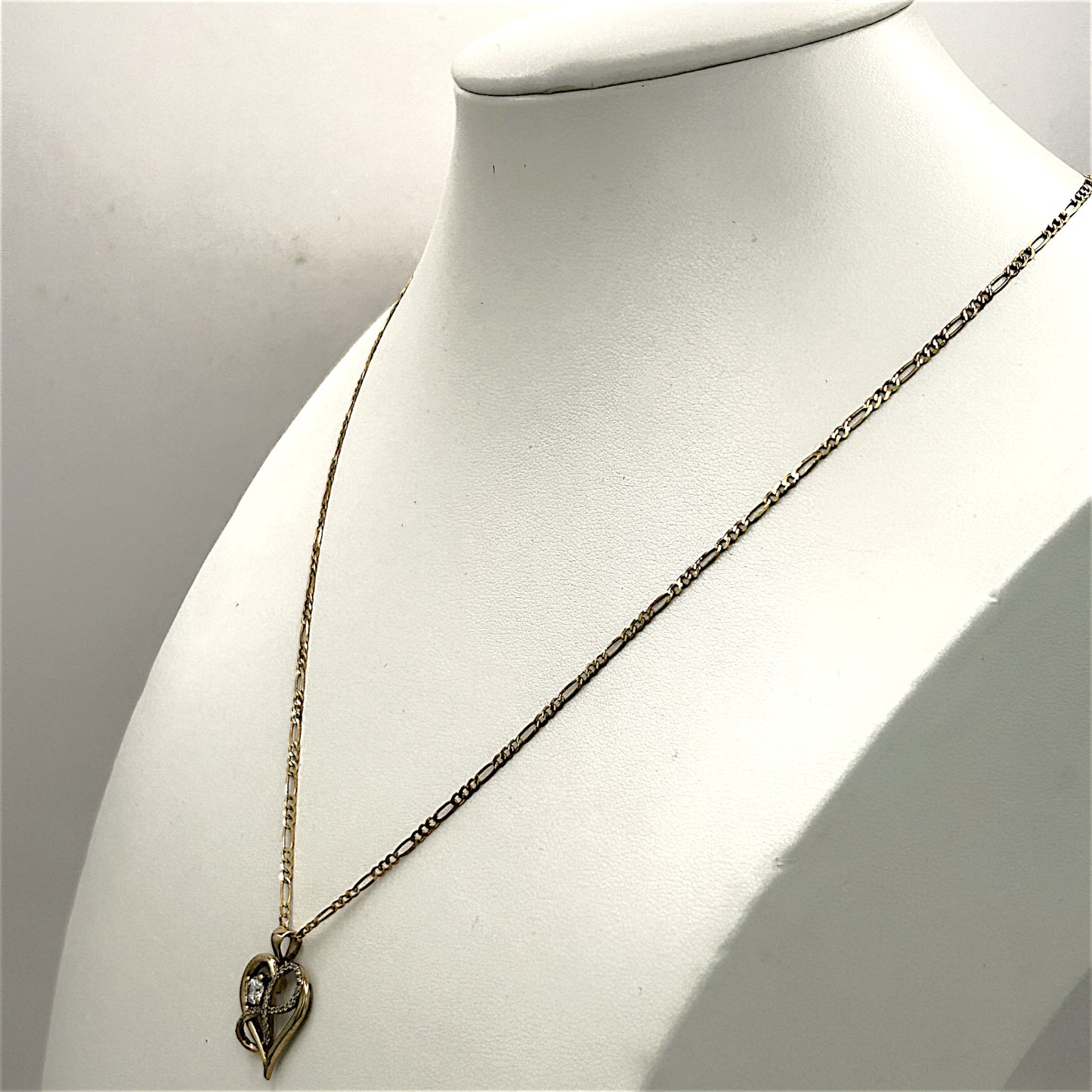 NZGD | 9ct Gold Lustre Heart Figaro Necklace 49cm