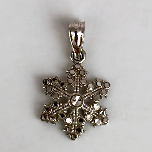 GOLD DEAL | 9ct (9kt) White Gold Frostborne Snowflake Pendan