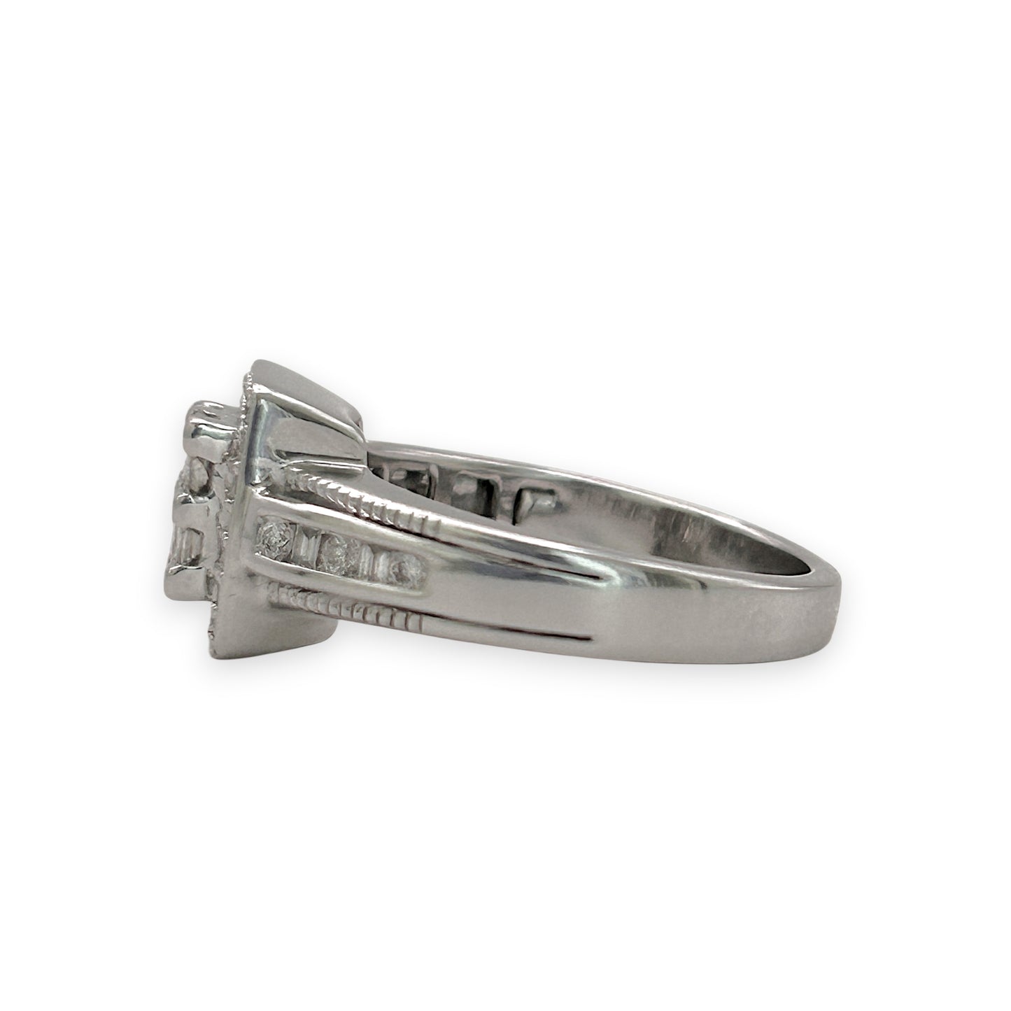 BRAND NEW| 18ct White Gold Ring Diamond Crest Valuation $7,300