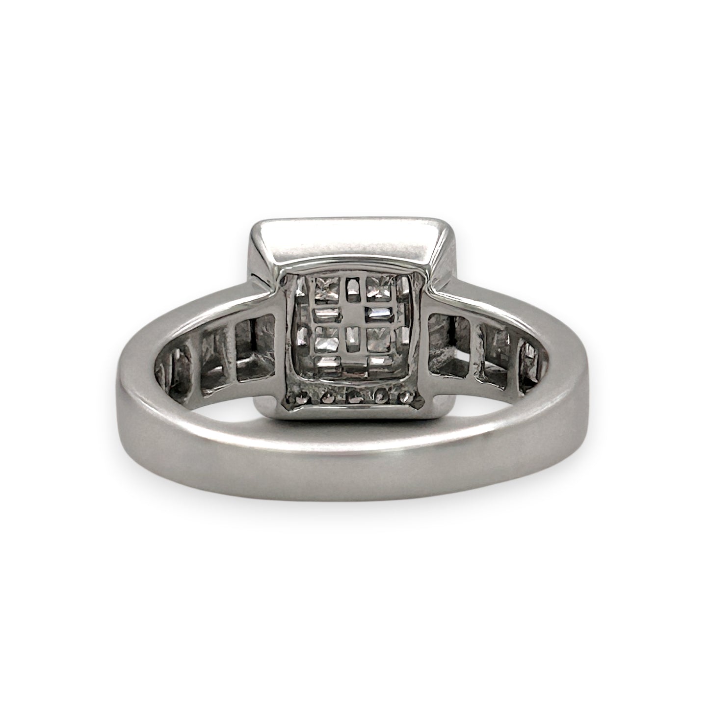 BRAND NEW| 18ct White Gold Ring Diamond Crest Valuation $7,300