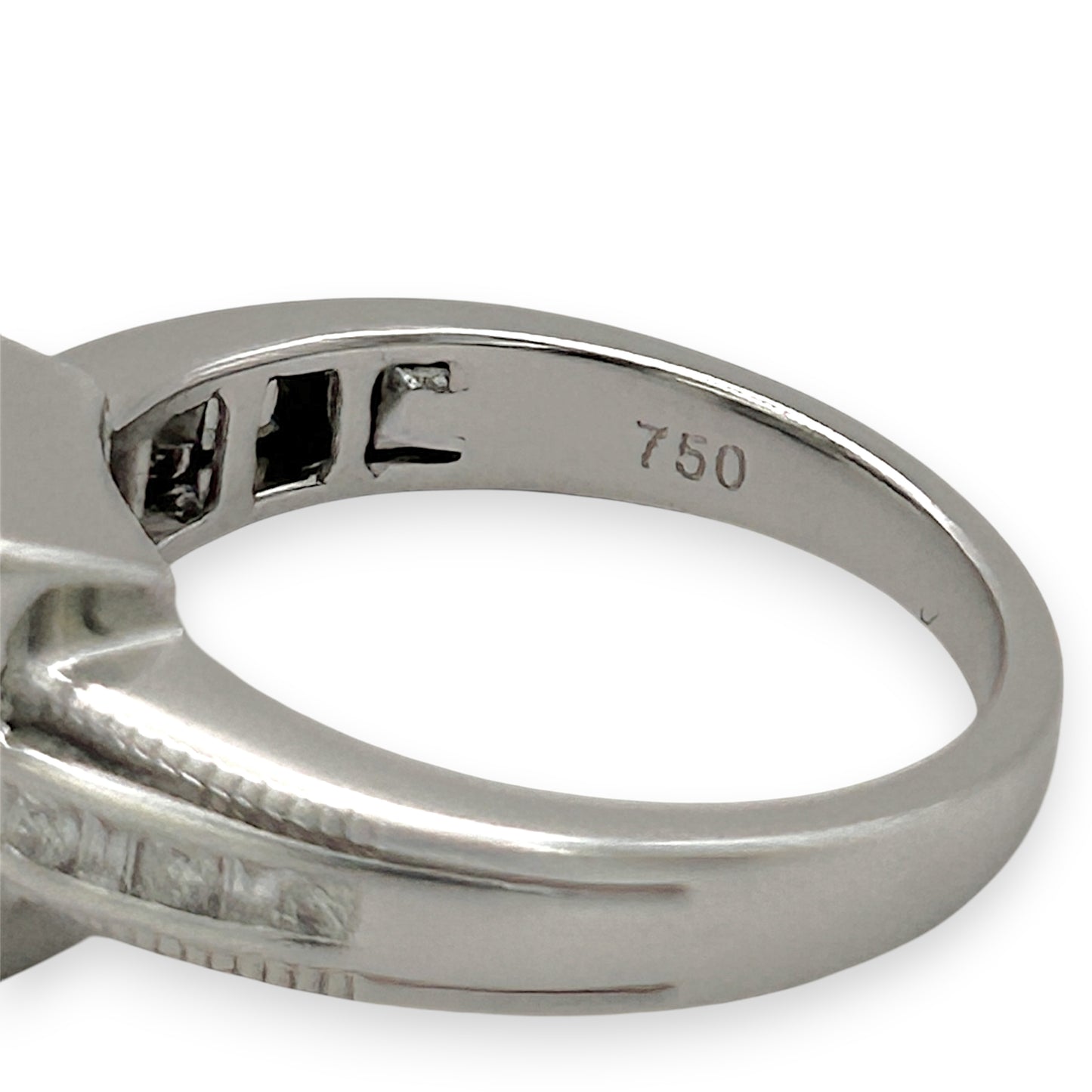 BRAND NEW| 18ct White Gold Ring Diamond Crest Valuation $7,300