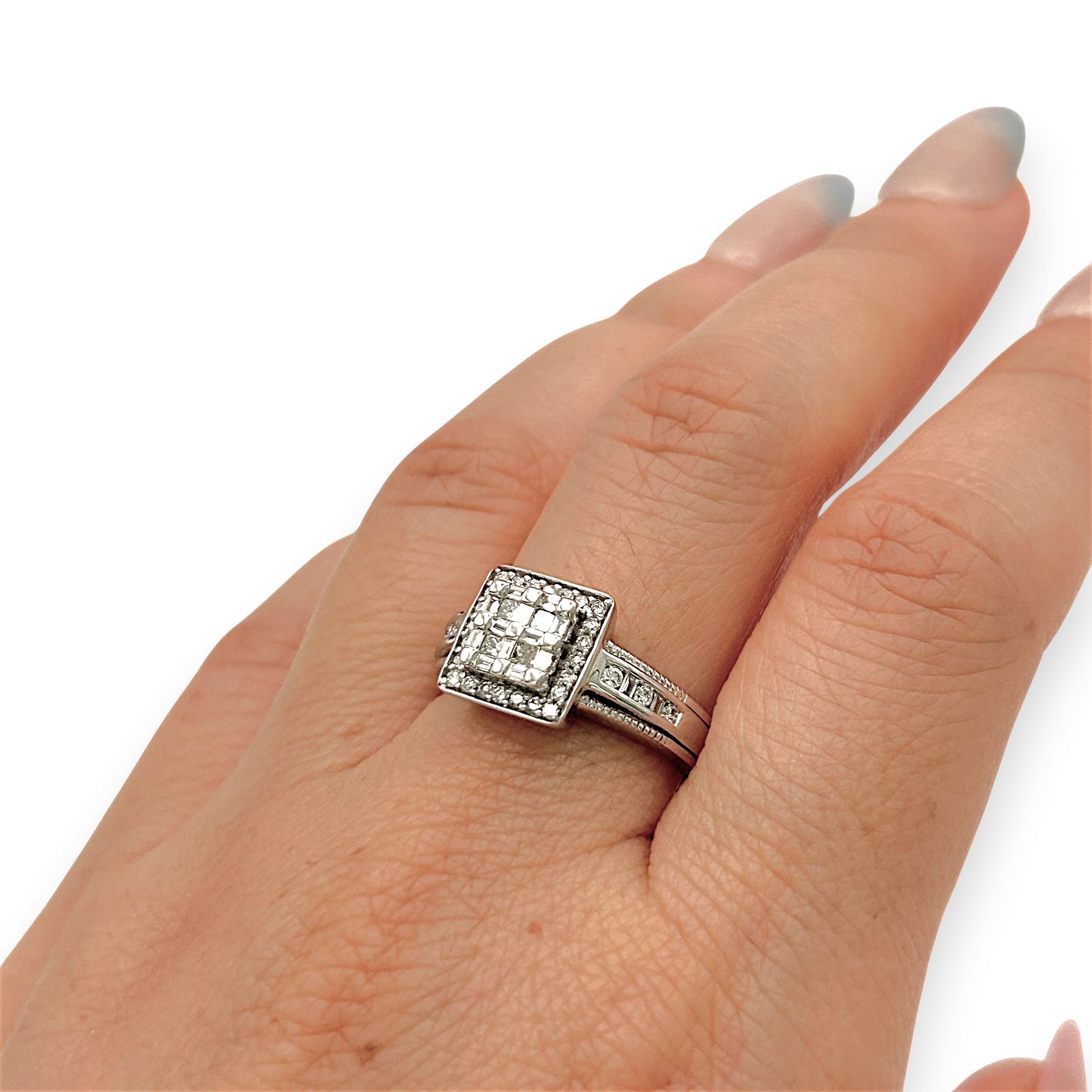 BRAND NEW| 18ct White Gold Ring Diamond Crest Valuation $7,300