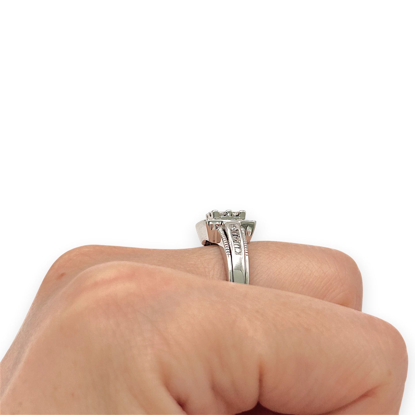 BRAND NEW| 18ct White Gold Ring Diamond Crest Valuation $7,300