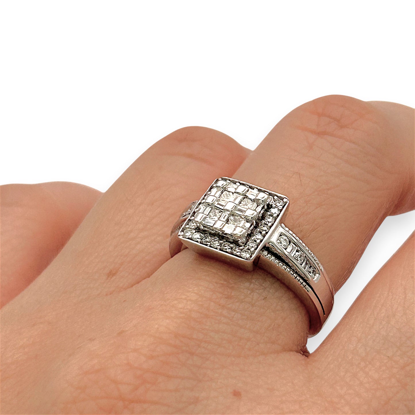 BRAND NEW| 18ct White Gold Ring Diamond Crest Valuation $7,300