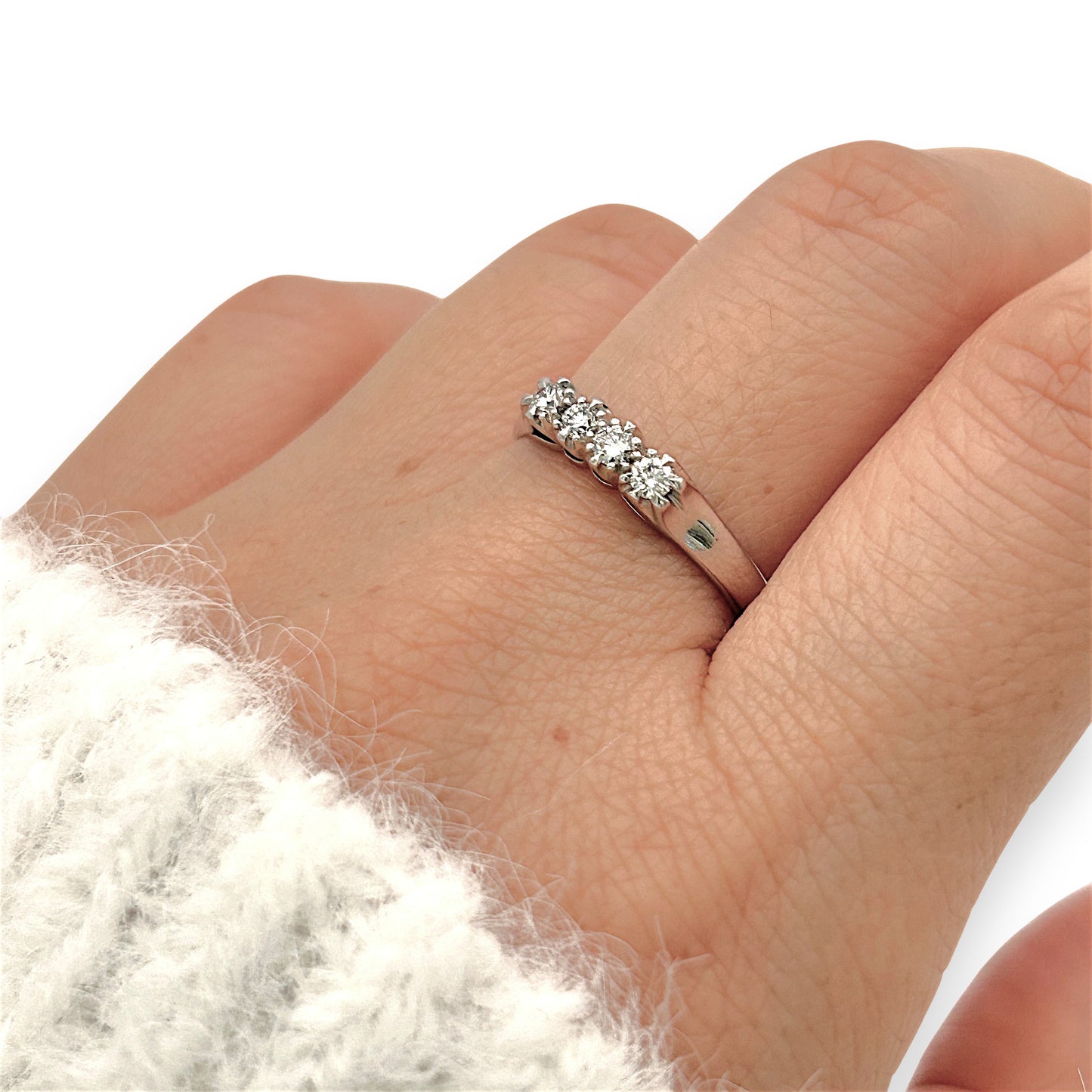 BRAND NEW | 18ct White Gold Aurora Diamond Line Ring Valuation $3,600