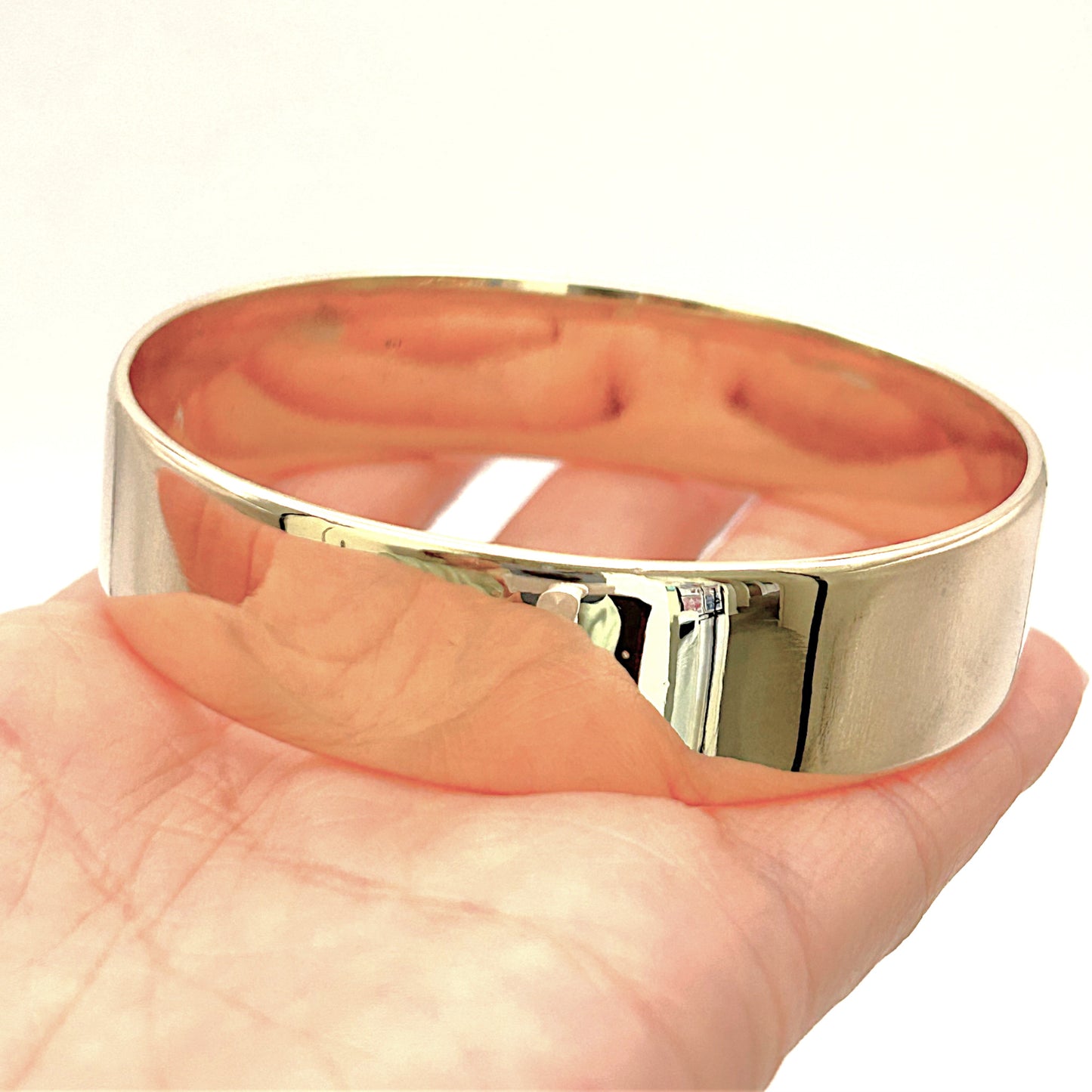 NZGD | 9ct Gold Sovereign Grandeur Polished Round 73.51g Bangle 62.9mm