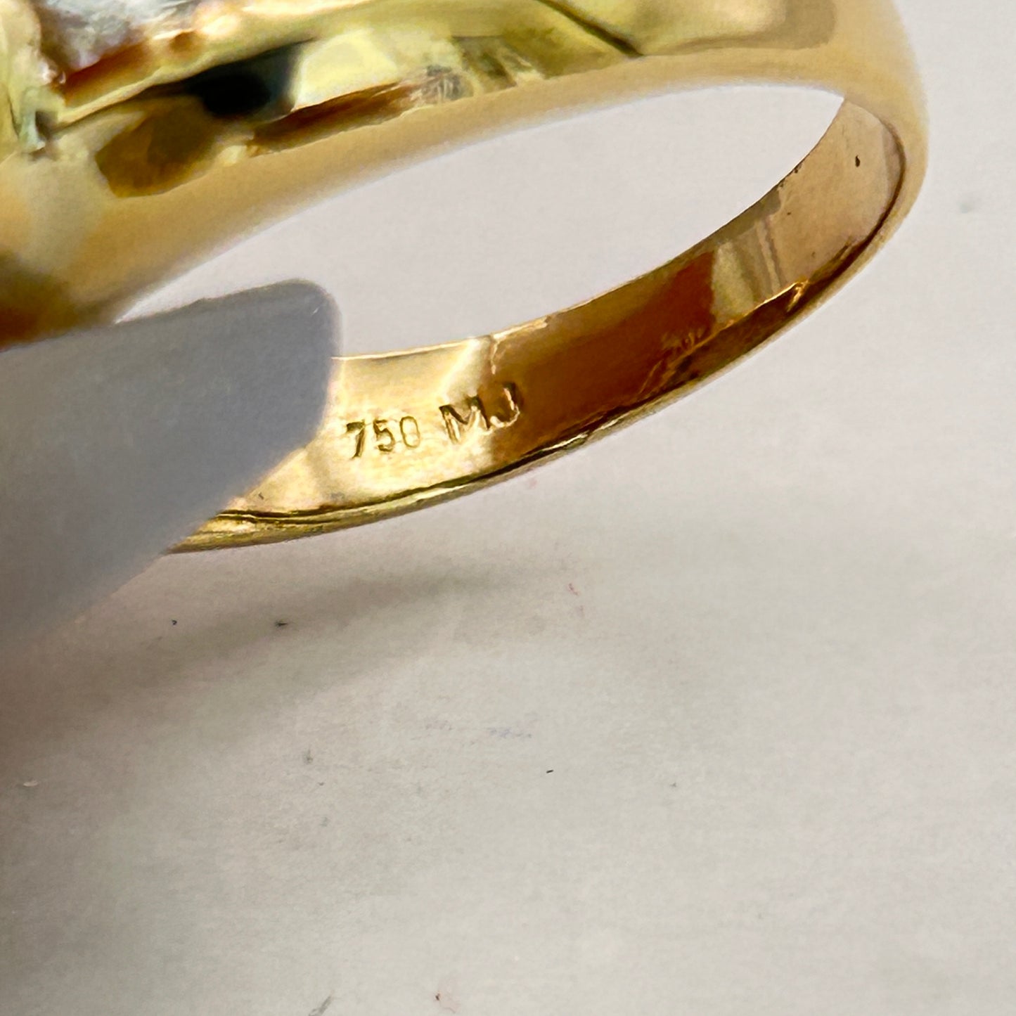 NZGD | 18ct Gold Ring - Garnet Sovereign Statement Valuation $8,000