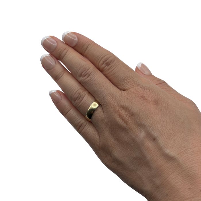 Radiant 9ct Gold Smooth Band