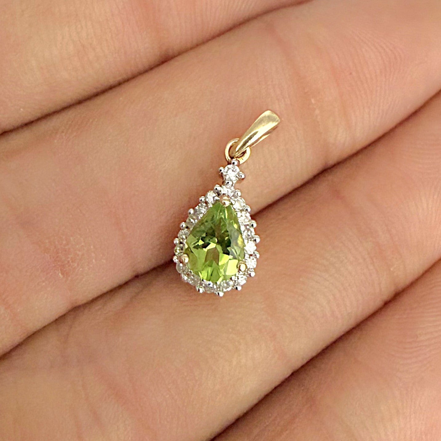 NZGD | 9ct Gold Peridot Glow Pendant
