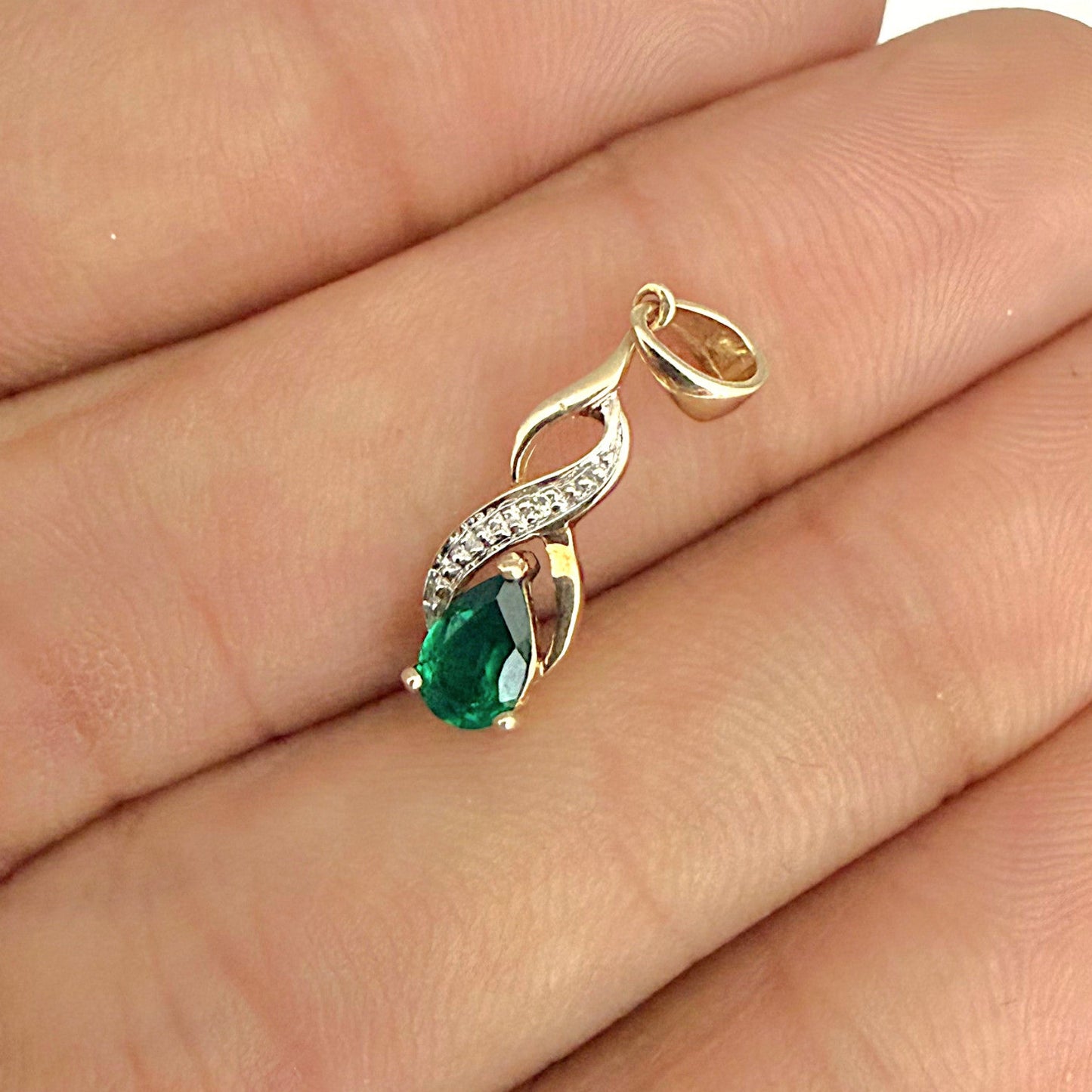 NZGD | 9ct Gold Emerald Whisper Pendant