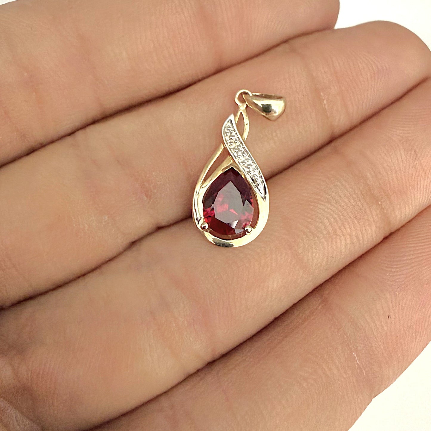 NZGD | 9ct Gold Crimson Tear Luxe Pendant