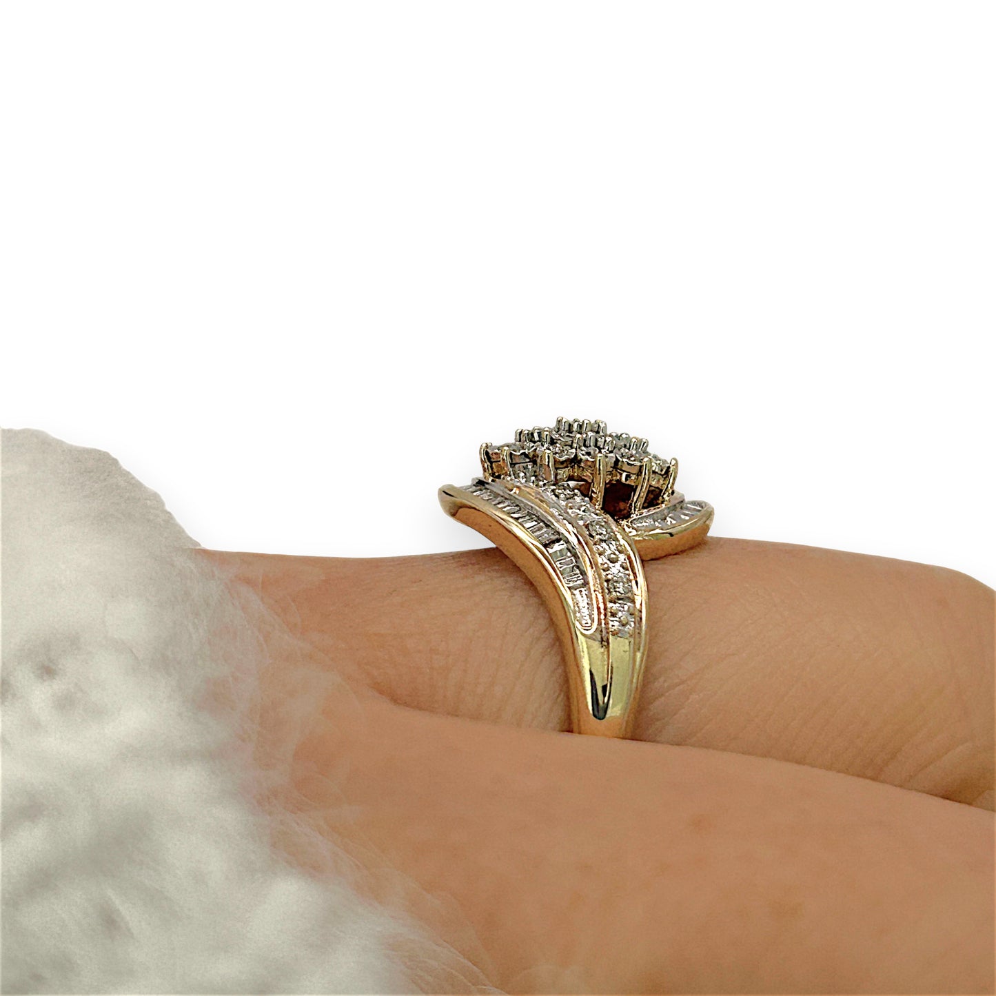 NZGD | 9ct Gold PROUDS Luxe Cluster DiamondRing Valuation $1,575