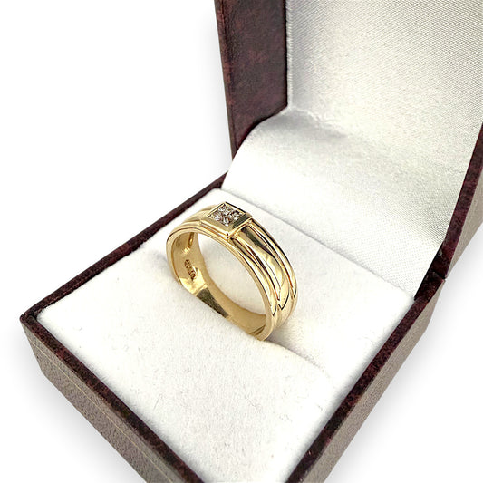 NZGD | 9ct Gold Diamond Crest Band Ring Size P
