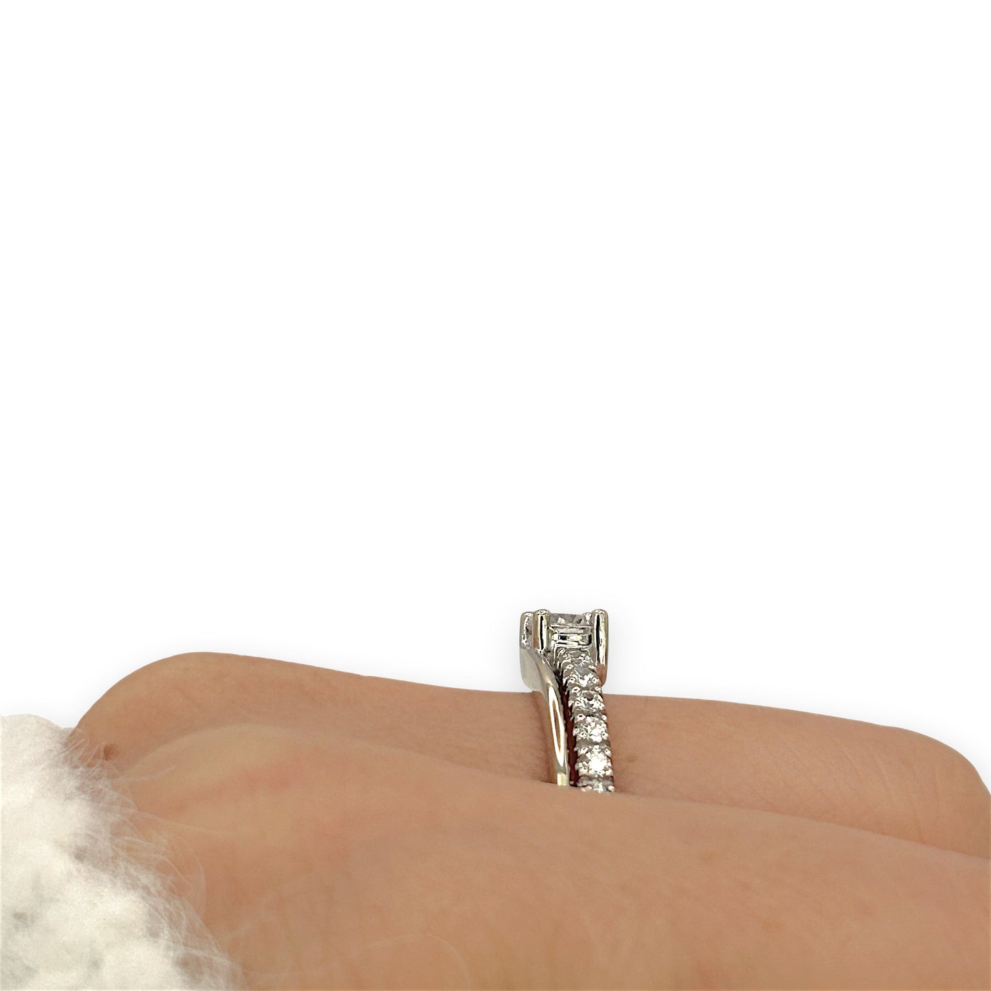 NZGD | 18ct White Gold Frosted Halo Ring Size L