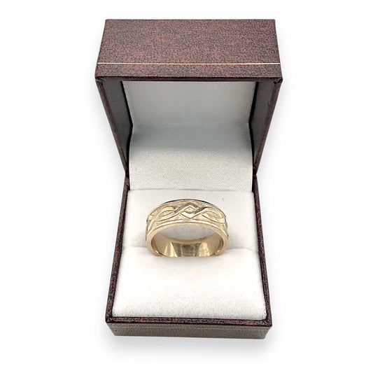 NZGD | 9ct Gold Engraved Wave Pattern Band Ring Size V