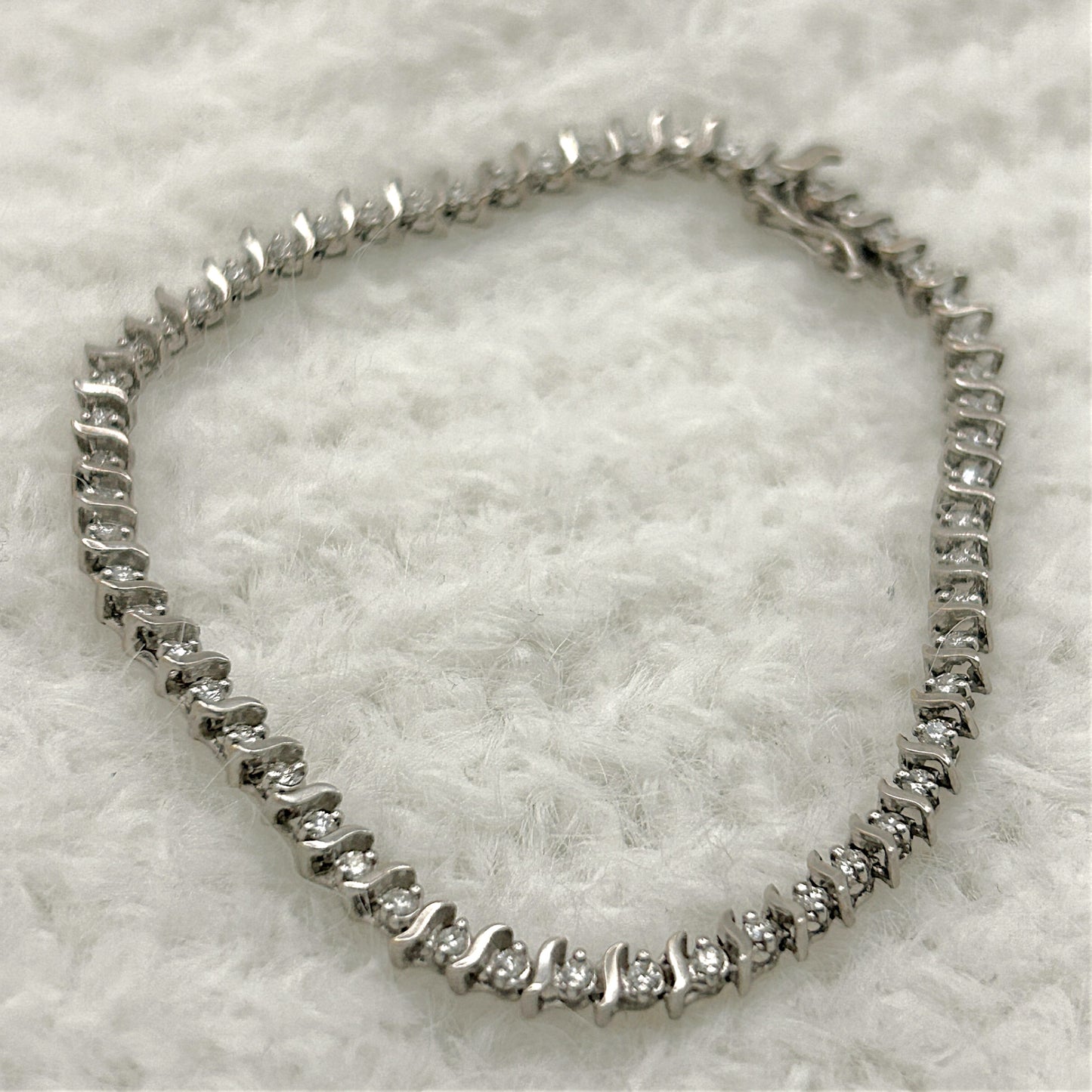 NZGD | 9ct White Gold Luminous Grace Tennis Bracelet 19cm