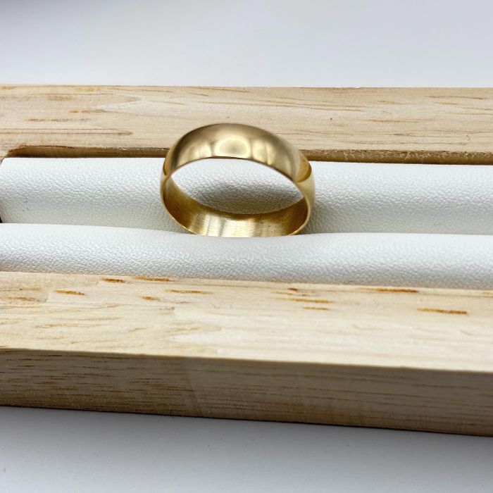 Radiant 9ct Gold Smooth Band